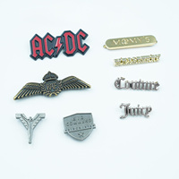 Plaques d'étiquettes métalliques personnalisées OEM en alliage de zinc argenté antique, gravées avec logo script, pour sacs, jeans et accessoires vestimentaires