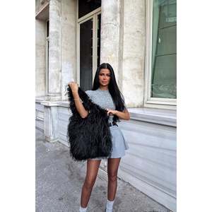 Bolsos de Felpa Negros, Accesorio de Bolsa Elegante y Lujoso - Product Image 4