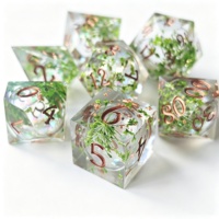 LuxeRoll – Ensemble de 7 dés en résine liquide vert gazon, à bords tranchants, pour jeux de rôle (D&D) et jeux de société
