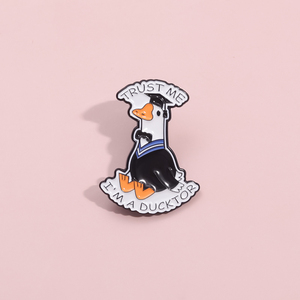 Vertrauen Sie mir, ich bin ein Hund Ducktor Emaille Pins Kreative Cartoon Tier Doktor Broschen Kleidung Revers Abzeichen Zubehör Schmuck Geschenk - Product Image 3