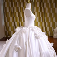 Robe de mariée de luxe en satin à col carré, robe de mariée taille plus, robe de bal, robe de mariée avec pétales de fleurs 3D