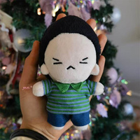 Poupée en peluche KPOP SUGA de 10 cm, figurine en peluche, chemise rayée verte, pantalon en jean, poupée en coton doux, cadeau quotidien pour garçons et filles, pendentif