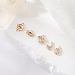 Venta al por mayor de dijes de joyería de moda para mujer, de latón chapado en oro de 14K con circonita en forma de gota, certificados por terceros para la fabricación de joyas. - Product Image 1