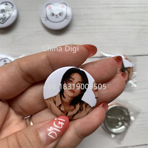 K-pop hàng Kim loại quà tặng tùy chỉnh tinplate nút Huy hiệu treo phụ kiện Kpop sắt trên các bản vá lỗi - Product Image 4