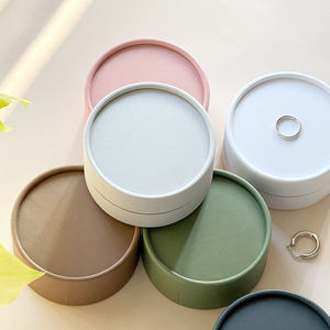 Caja Redonda Pequeña y Bonita Biodegradable Personalizada para Anillos, Aretes, Collares y Pulseras, Empaque de Tubo de Papel para Almacenamiento de Joyería con Inserto de Espuma - Product Image 5