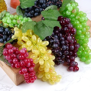 Modèle de grappe de raisins simulée en PVC souple, jouet alimentaire décoratif, décoration de style pastoral pour armoire - Product Image 1