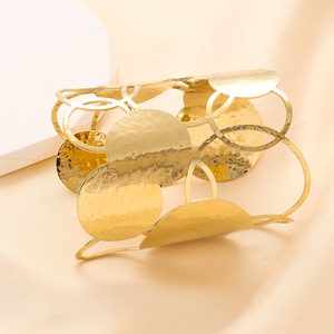 Pulsera de acero inoxidable hueca en forma de corazón de 8 cm para mujer, regalo de joyería de moda - Product Image 4