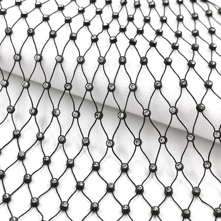 Diamante blanco con fondo negro.