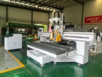 Machine de fraisage CNC multifonctionnelle à 4 axes pour le travail du bois avec moteur servo, changeur d'outils ATC, haute précision et contrôle intelligent