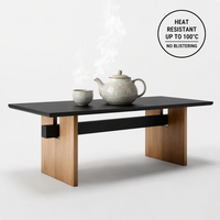 Table à manger en bois et noir avec pieds à panneaux et traverse croisée, style moderne minimaliste