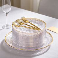 Assiettes jetables modernes en plastique transparent martelé avec bord doré, légères, pour camping et mariage (vente en gros)