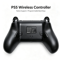Manette de jeu PS5 avec deux joysticks, bandes lumineuses RGB latérales, pavé tactile central, boutons arrière programmables à effet Hall, 6 axes