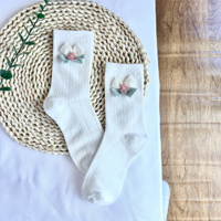 Chaussettes mi-mollet tendance pour femme, style japonais-coréen, en mélange de coton respirant, motif floral noir et blanc, pour usage quotidien décontracté