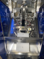 Machine verticale de scellage thermique à quatre bords haute efficacité pour sacs de 10 kg, ensacheuse automatique de riz et de céréales avec pesage