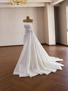 Robe de mariée de luxe minimaliste Ocstrade sans bretelles en satin avec strass scintillants, ceinture latérale, longue traîne et dos corset, robe de mariée personnalisée - Product Image 2