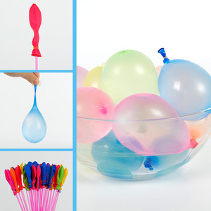 Bambini che si divertono nel festival di Songkran riempiendo rapidamente bombe d'<span class=keywords><strong>acqua</strong></span> - Product Image 5