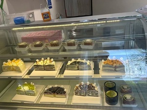 Vitrine Réfrigérée Commerciale Double Couche en Plexiglas pour Gâteaux, Fromages et Crèmes Glacées avec Éclairage LED, Autoportante, Type Échelle Cubique - Product Image 4