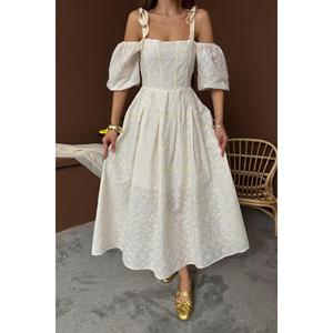 เดรสทรงเอไลน์สีเบจสุดหรู แขนบอลลูนผูกเชือก ปักลาย แต่งระบายช่วงเอวทรงเอ็มไพร์ ผ้าทอระบายอากาศได้ดี เหมาะสำหรับใส่ในชีวิตประจำวัน - Product Image 2