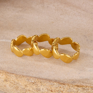 Anillo minimalista de estilo europeo y americano, anillo de acero inoxidable para mujer con sensación retro de alta gama, anillo de acero de titanio chapado en oro. - Product Image 3