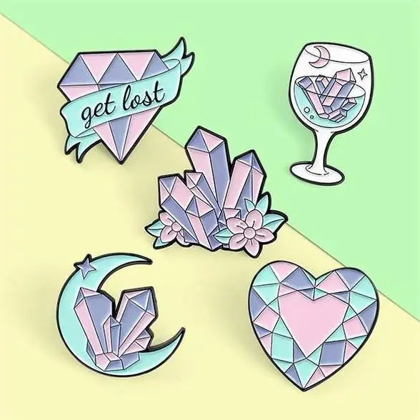 Distintivo carino di cristallo di lusso con cuore di vetro in morbido smalto spilla per zaino spilla gioielli regali di compleanno per gli amici