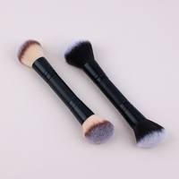 Pinceau double embout pour poudre libre avec poils en fibres synthétiques et manche métallique pour anticernes, contouring et highlighter – 1 pièce en stock