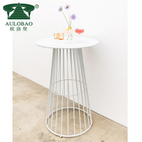 Tables et chaises hautes d'extérieur modernes en fer blanc avec plateau en MDF pour clubs, hôtels et appartements