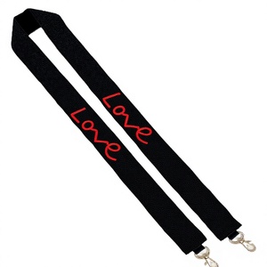 สายกระเป๋าผ้าฝ้ายสีดำปักลายพร้อมคลิปโลหะ อุปกรณ์เสริมวันวาเลนไทน์ - Product Image 1
