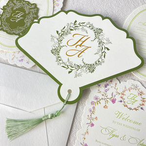 <span class=keywords><strong>Suite</strong></span> d'invitations <span class=keywords><strong>de</strong></span> mariage <span class=keywords><strong>de</strong></span> luxe en papier texturé blanc, vert olive et or botanique, avec éventail, pompon, découpe laser et impression personnalisée à la feuille d'or - Product Image 1