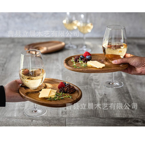 Plateau à steak en bois d'acacia Xuanyi avec porte-verre à vin, plateau à apéritifs rond en bois massif pour les réceptions et le service de fruits - Product Image 1