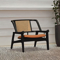Chaise de salle à manger et de salon en bois massif au design nordique vintage, avec accoudoirs et bords scellés à la main, rembourrage doux, pour la maison, l'hôtel et les gîtes.