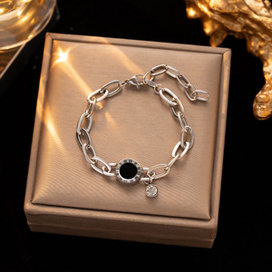 Bracelet chaîne plaqué or avec fermoir à chiffres romains et pendentif en cristal, bijou unisexe de style classique, cadeau - Product Image 2