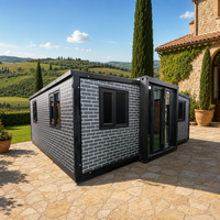 Maison conteneur extensible à double aile de 20 pieds avec motif brique extérieur, maison préfabriquée moderne avec 2 chambres et salle de bain