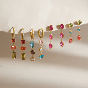 Boucles d'oreilles clous Jeding en tungstène électroplaqué avec zircon coloré et pompon, style luxe léger, niche haut de gamme, Europe et Amérique, pour femme - Product Image 1