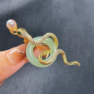 Broche de l'année du Serpent 2025, emblème de dessin animé, esprit du Serpent, porte-bonheur, commémorez l'année avec style - Product Image 3