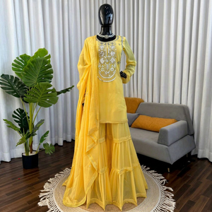 ชุดชาราร่าปักลายสีเหลือง ผ้าจอร์เจตต์เทียม ประดับด้วยด้ายและเลื่อม พร้อมผ้าคลุมไหล่แบบดั้งเดิมสำหรับผู้หญิง - Product Image 1