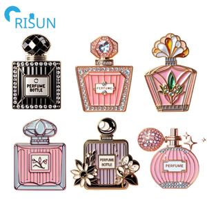 Fabrication de femme parfum émail broche insigne Logo personnalisé strass parfum <span class=keywords><strong>diamant</strong></span> paillettes parfumé bouteille épinglette - Product Image 1