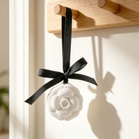 Diffuseur d'huiles essentielles en céramique et porcelaine, parfumé, en forme de fleur, pour voiture et armoire, pendentif désodorisant d'ambiance, cadeau de luxe