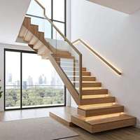Escalier en bois massif pour villa à plafond haut avec marches LED, garde-corps en verre épais, main courante en bois, style moderne minimaliste
