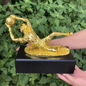 Trofeo Personalizzato in Resina con Logo, Guanti d'Oro, Trofeo per Portiere di Calcio, Personalizzazione in Resina - Product Image 5