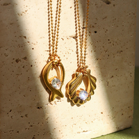 Collar con Colgante de Peces y Conchas Abstractas Dreamshow, Detalles Transparentes, Acero Inoxidable 316L, Chapado en Oro, Joyería Costera Impermeable