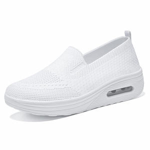 Zapatillas de deporte de punto de suela blanda, cómodas, transpirables y ligeras para mujer, zapatillas planas de malla hueca de estilo baloncesto para deportes de verano para caminar - Product Image 4