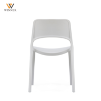 Chaises de salle à manger empilables en plastique léger de style nordique pour restaurants et événements extérieurs – Vente en gros