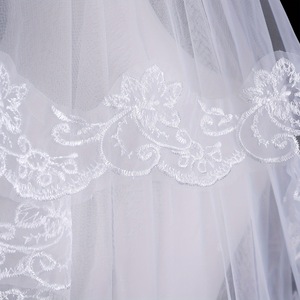 Velo da Sposa Corto Bianco a 2 Strati con Applicazioni, Elegante Bordo in Pizzo e Motivi Floreali - Product Image 3
