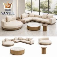 Ensemble de meubles de salon de villa moderne, canapé sectionnel incurvé avec base en bois et tables basses rondes pour maisons de luxe