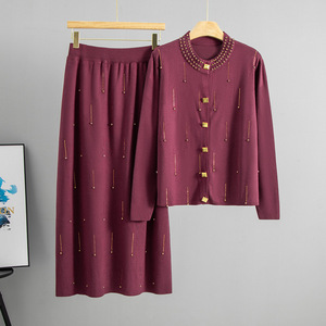 Ensemble pull tricoté pour femme avec détails en strass, cardigan beige à manches longues et jupe, nouveau style automne 2026 - Product Image 4