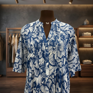 Vestido camisero de mujer con estampado de flores azules y blancas - Product Image 2