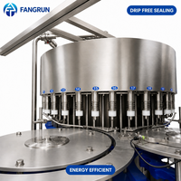 Machine de remplissage automatique d'eau potable pure minérale en bouteille PET avec rinçage, remplissage et bouchage à sortie stable