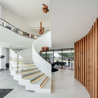 CBMMart Escalier d'intérieur personnalisé de luxe pour villa Garde-corps en verre trempé Escalier moderne Escalier incurvé Escalier en bois