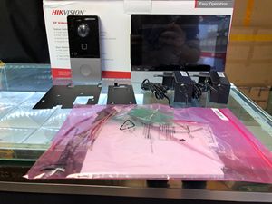 Kit de Videoportero IP Hikvision DS-KIS603-<span class=keywords><strong>P</strong></span>(B) con Visión Nocturna, TCP, Energía Solar, Acero Inoxidable, <span class=keywords><strong>para</strong></span> Villa/Casa, Botón de Llamada Individual - Product Image 1