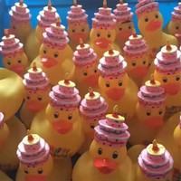 Vente en gros canards en caoutchouc garçons filles douches de bébé faveurs canard avec chapeau à gâteau JOYEUX ANNIVERSAIRE cadeaux enfants jouets de bain flotteur de piscine